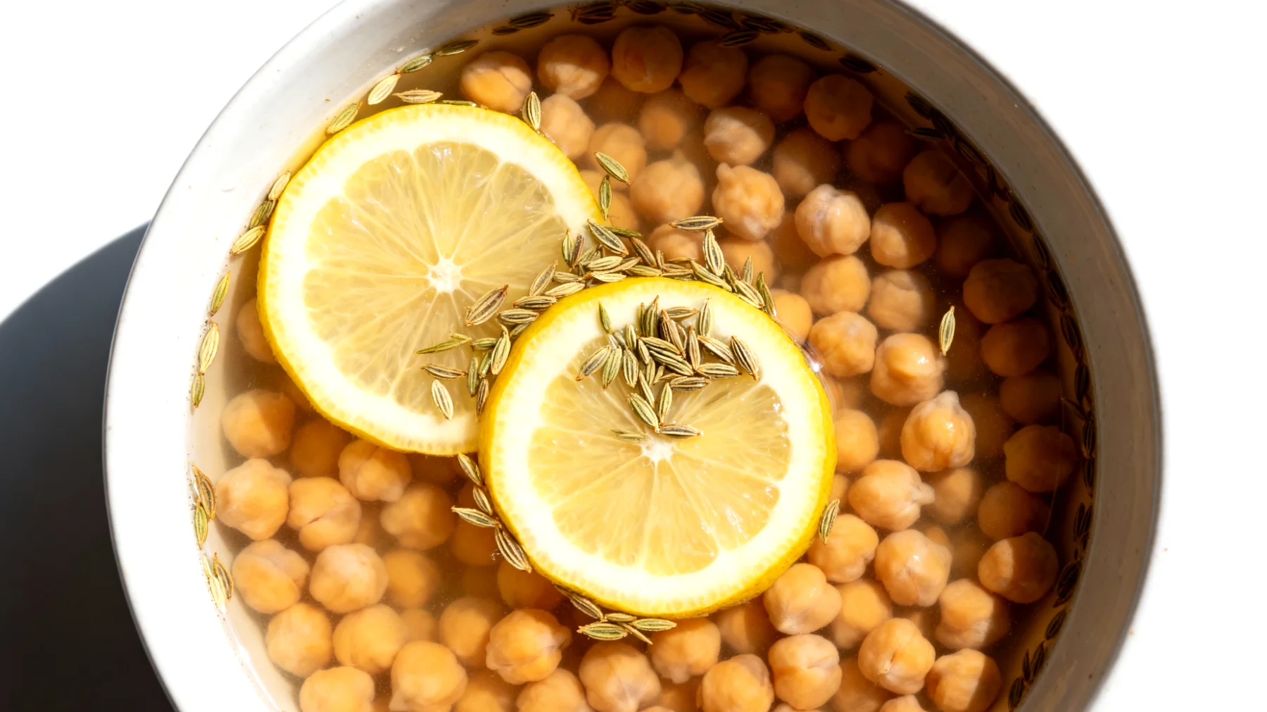 Acqua di cottura dei ceci con limone e semi di finocchio"